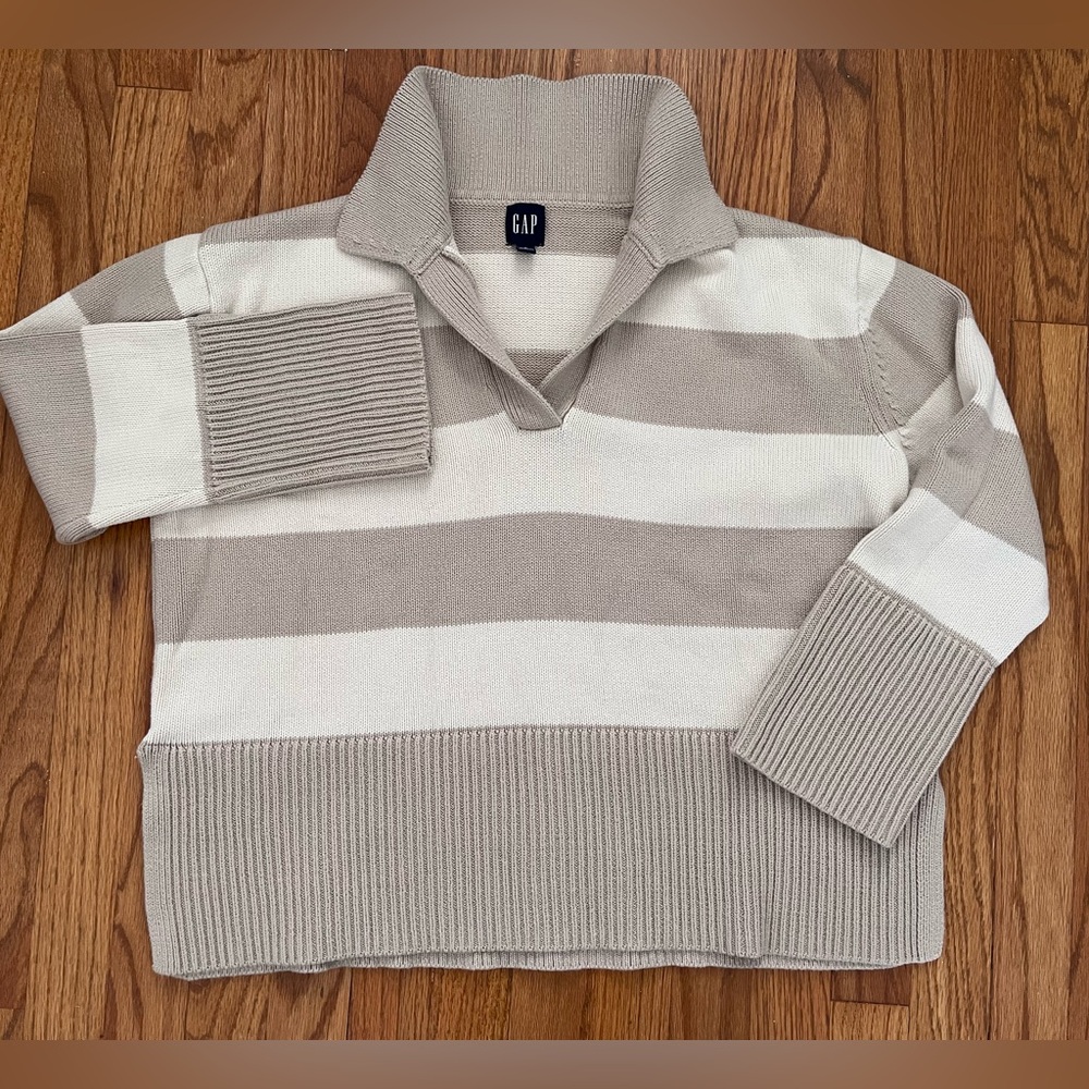 GAP Beige and Cream V-Neck Sweater